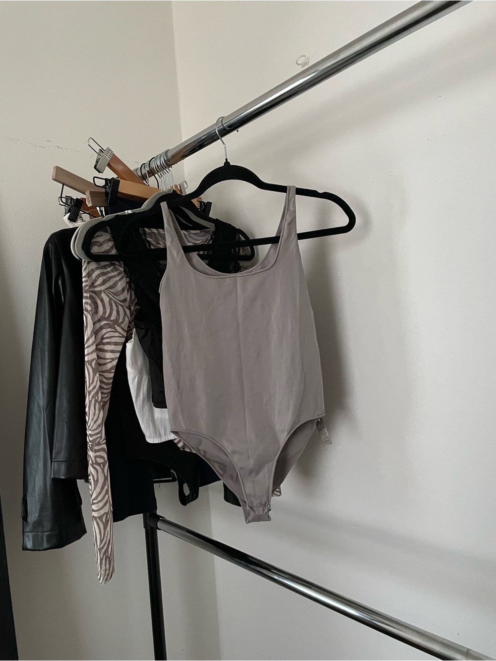 3/$15 SKIMS Scoop Neck Bodysuit in Taupe Gray